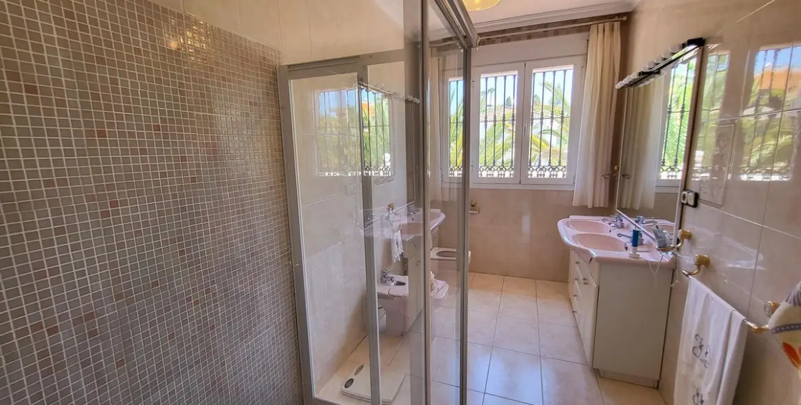 Продажа  отдельно стоящей виллы в Marbella East (район Elviria) 19