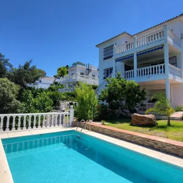 Продажа  отдельно стоящей виллы в Elviria