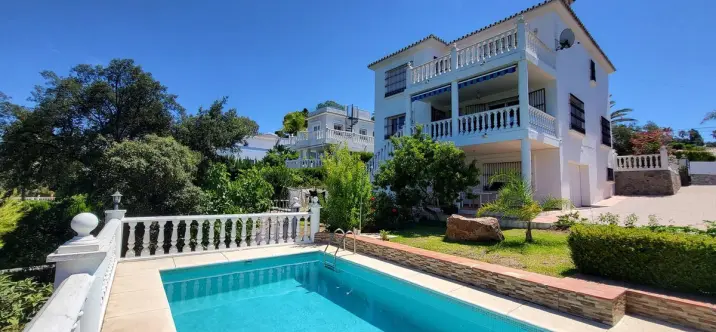 Продажа  отдельно стоящей виллы в Elviria 0