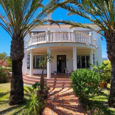 Продажа  отдельно стоящей виллы в Elviria