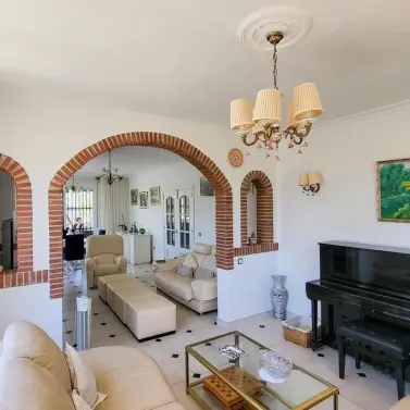 Продажа  отдельно стоящей виллы в Elviria