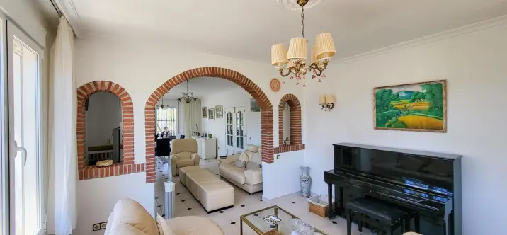 Продажа  отдельно стоящей виллы в Elviria 3