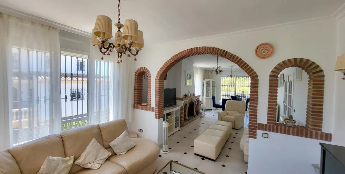 Продажа  отдельно стоящей виллы в Elviria 5