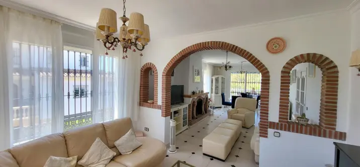 Продажа  отдельно стоящей виллы в Elviria 4