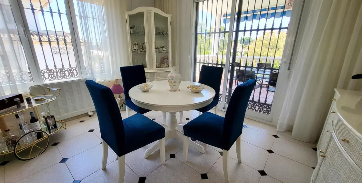 Продажа  отдельно стоящей виллы в Elviria 6