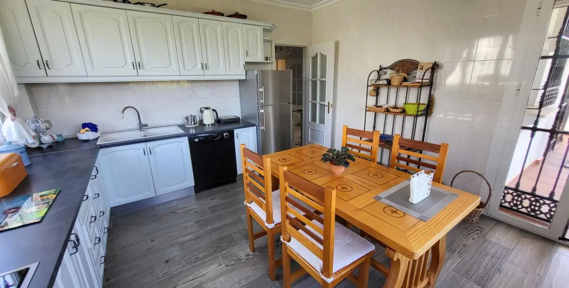 Продажа  отдельно стоящей виллы в Elviria 13