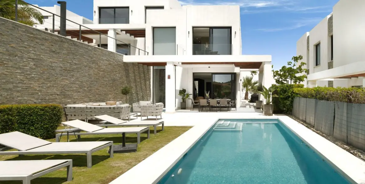 Продажа дома на две семьи в Cabopino 1