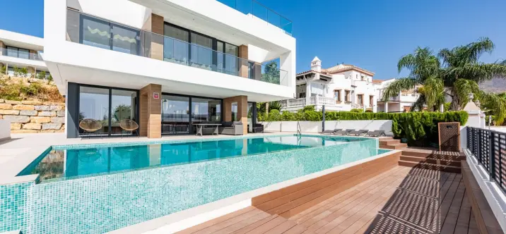 Sale of detached villa in Estepona 1