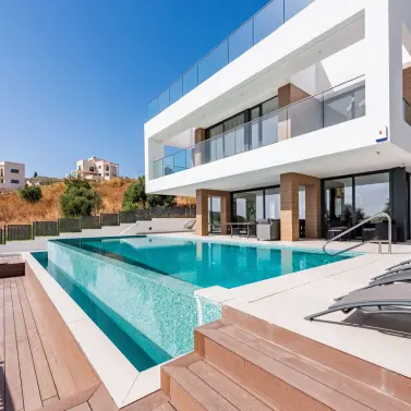 Sale of detached villa in Estepona