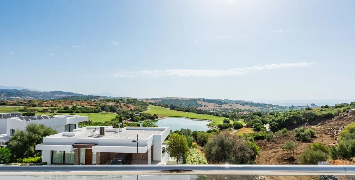 Sale of detached villa in Estepona 14