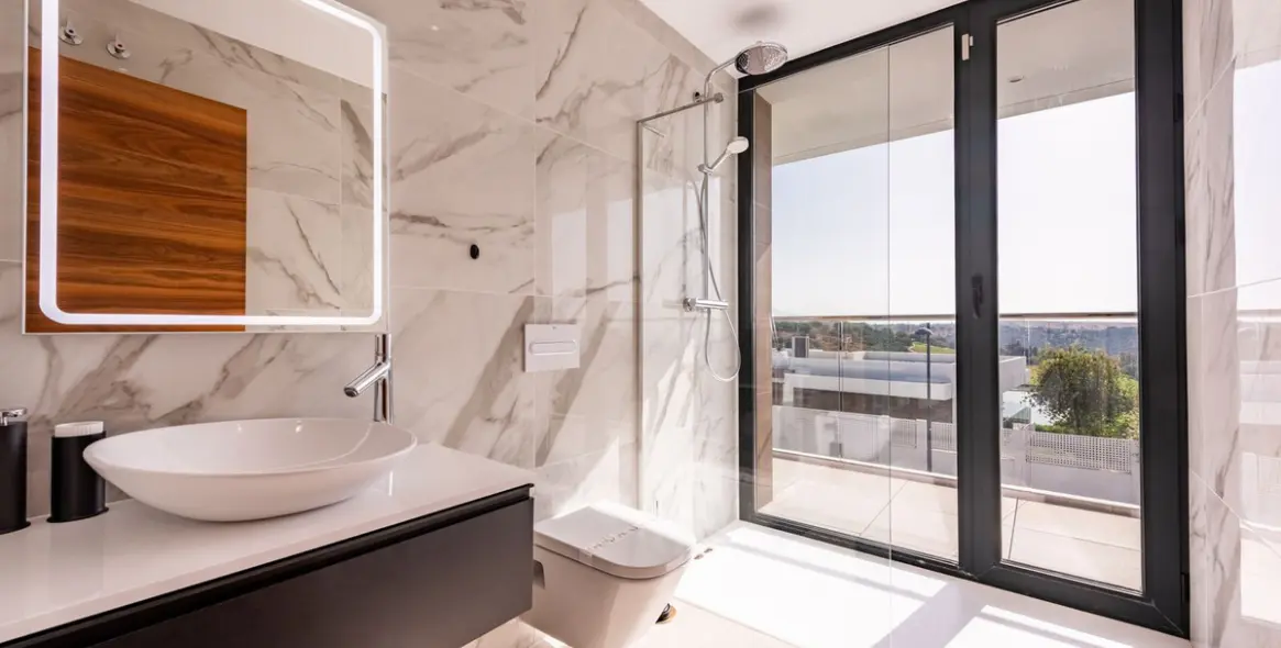 Sale of detached villa in Estepona 16