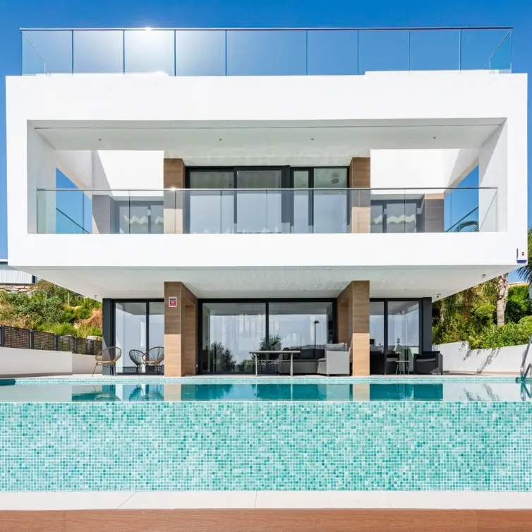 Sale of detached villa in Estepona