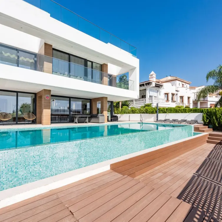 Sale of detached villa in Estepona