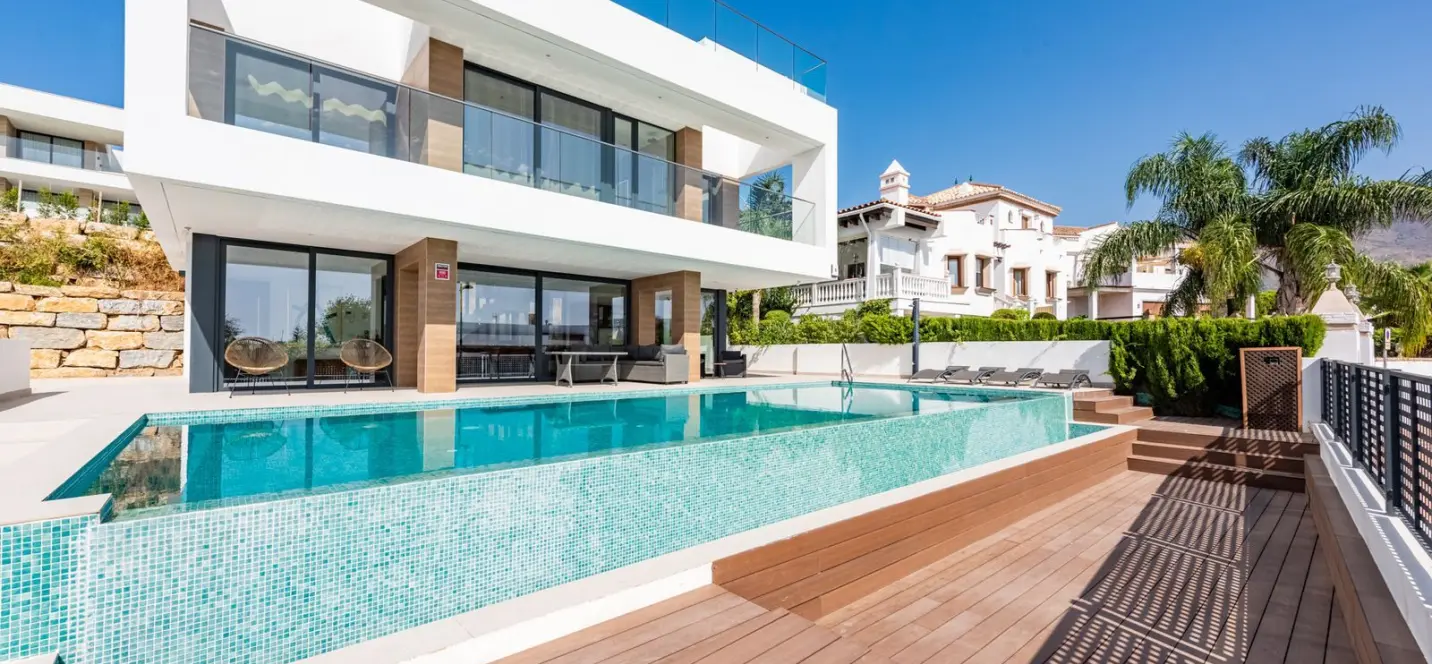 Sale of detached villa in Estepona 1