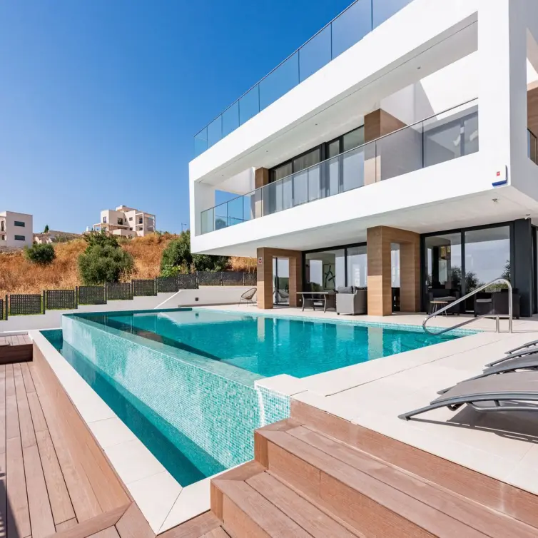 Sale of detached villa in Estepona