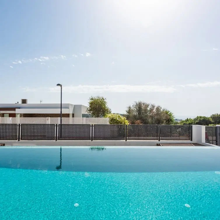Sale of detached villa in Estepona