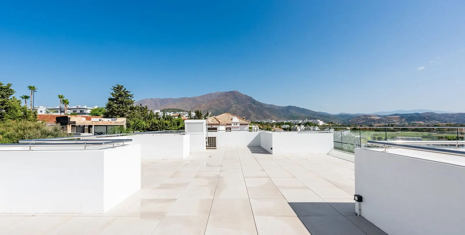Sale of detached villa in Estepona 28