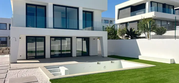 Продажа  отдельно стоящей виллы в Manilva 0