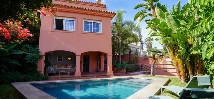 Venta de villa independiente en Nueva Andalucía 0