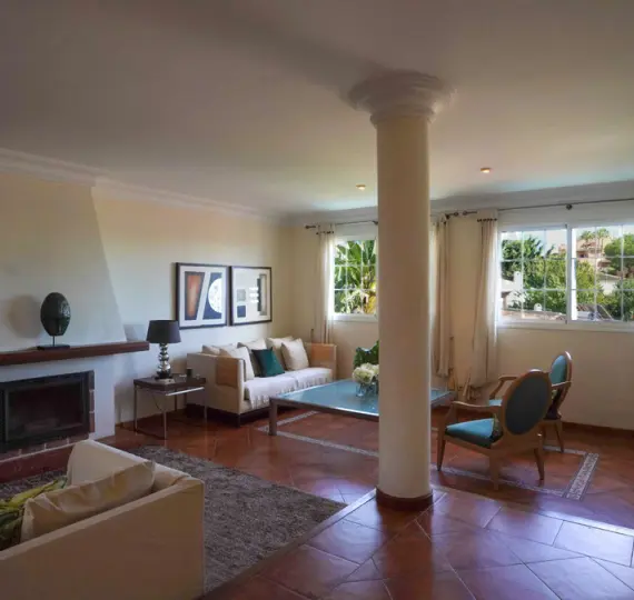 Venta de villa independiente en Nueva Andalucía