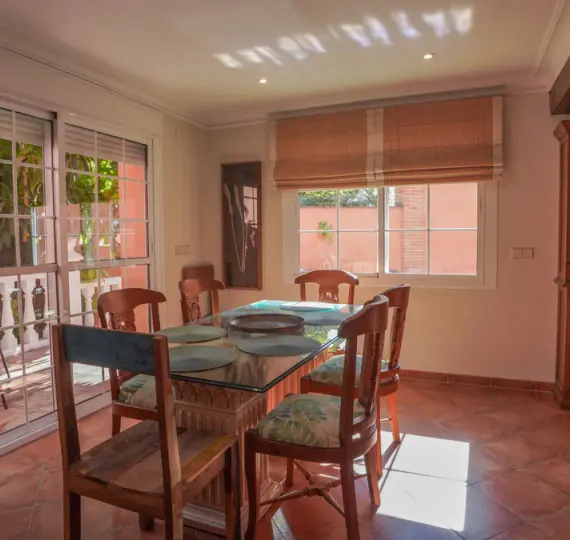 Venta de villa independiente en Nueva Andalucía