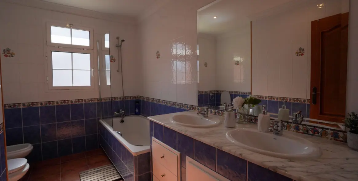 Продажа  отдельно стоящей виллы в Nueva Andalucía 13