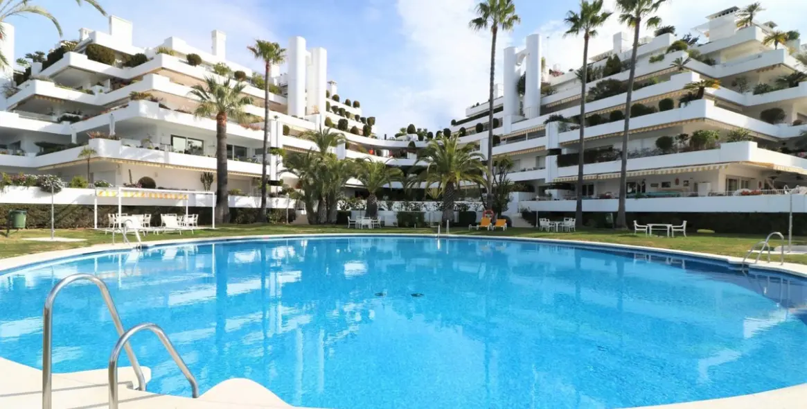 Sale of middle floor apartment in Marbella 1