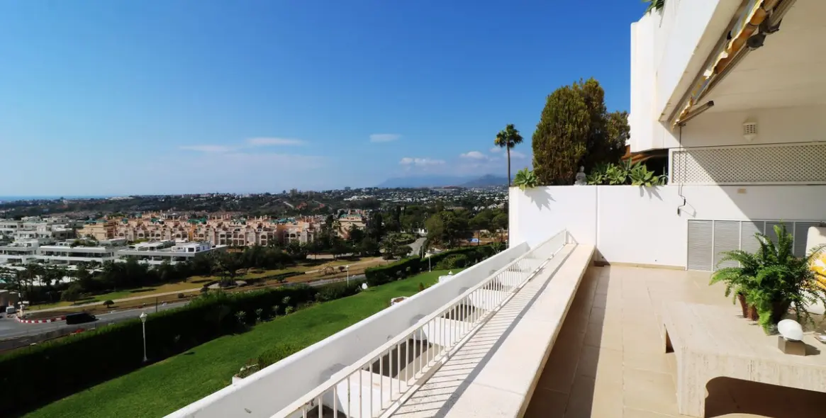 Sale of middle floor apartment in Marbella 13