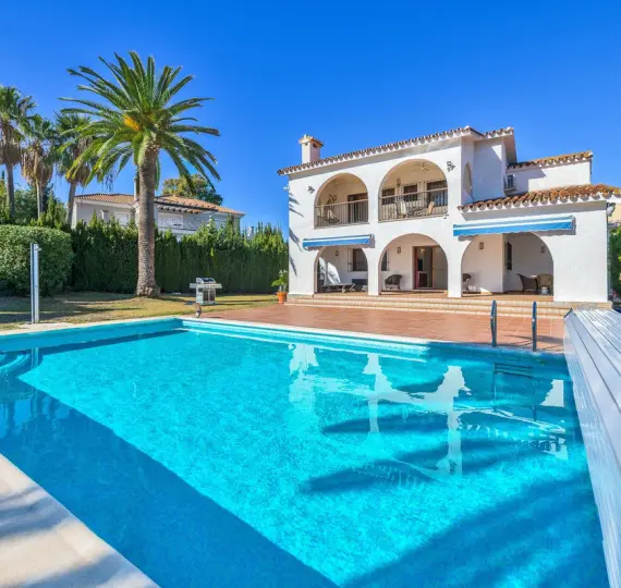 Продажа  отдельно стоящей виллы в Atalaya