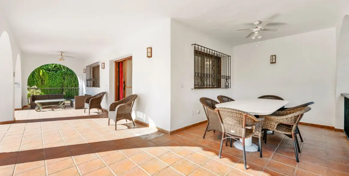 Sale of detached villa in Atalaya 6