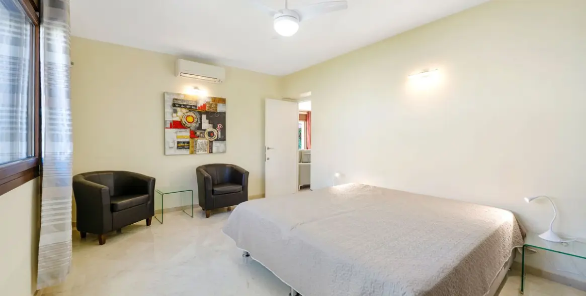 Sale of detached villa in Atalaya 14