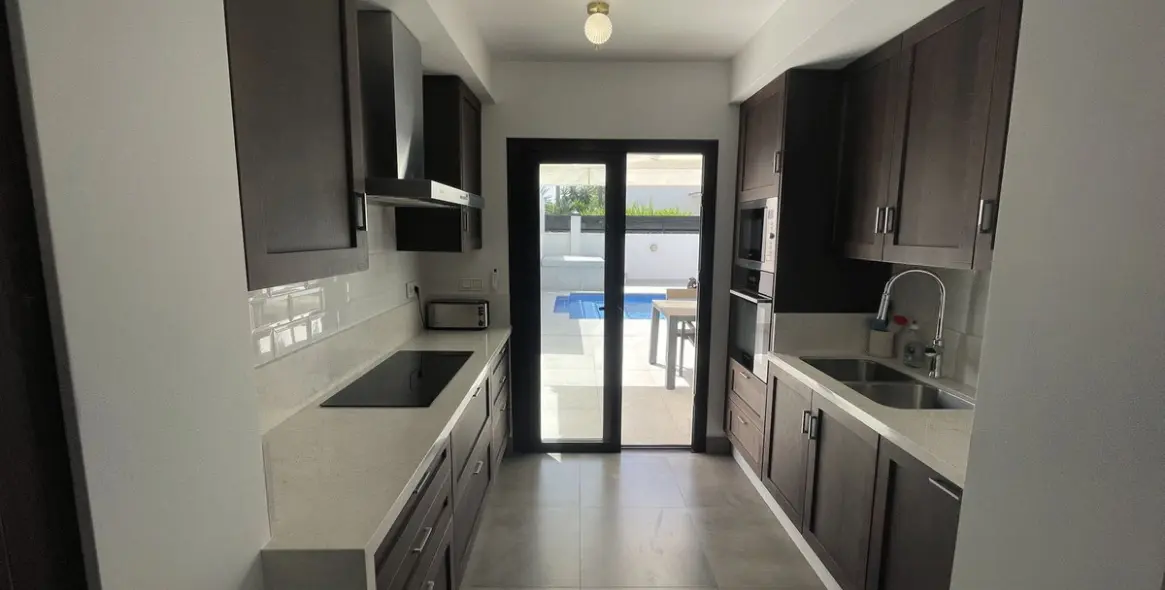 Продажа  отдельно стоящей виллы в San Pedro de Alcántara (район San Pedro de Alcántara) 15