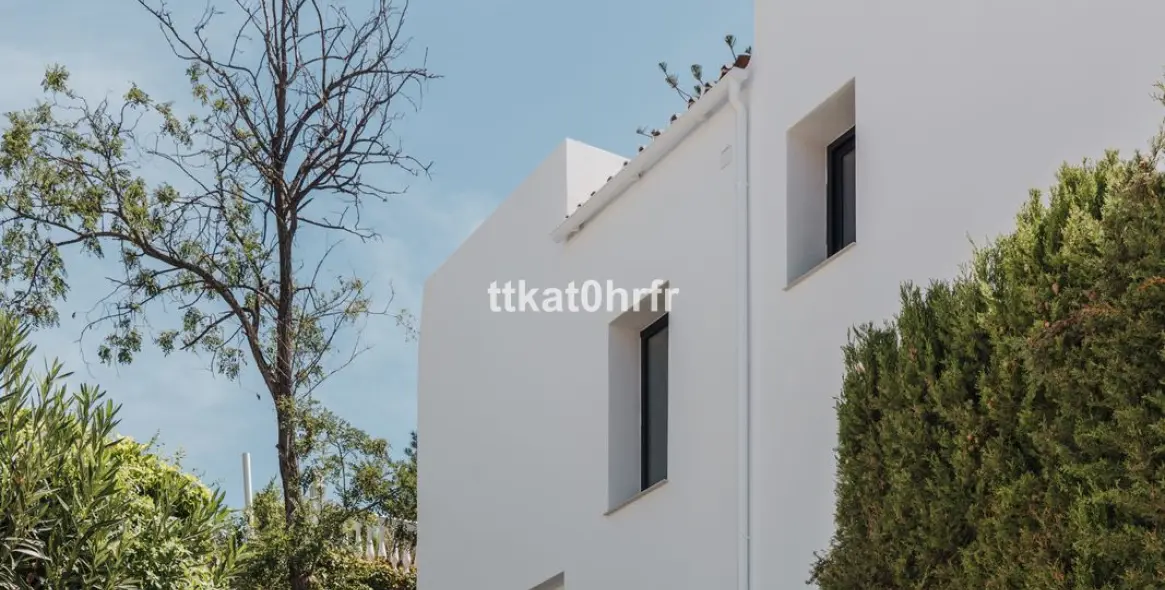 Sale of detached villa in Nueva Andalucía 40