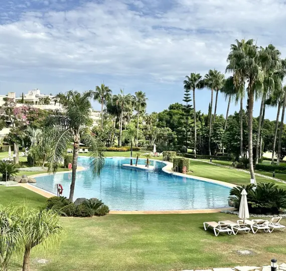 Продажа апартаментов на среднем этаже в Marbella