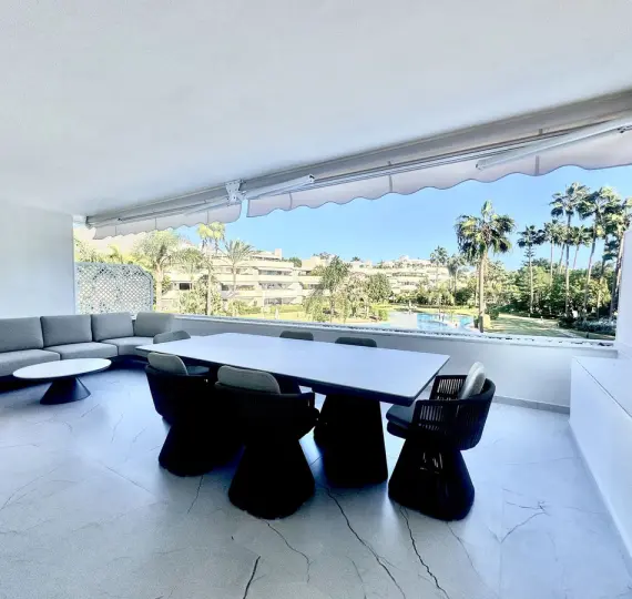 Продажа апартаментов на среднем этаже в Marbella