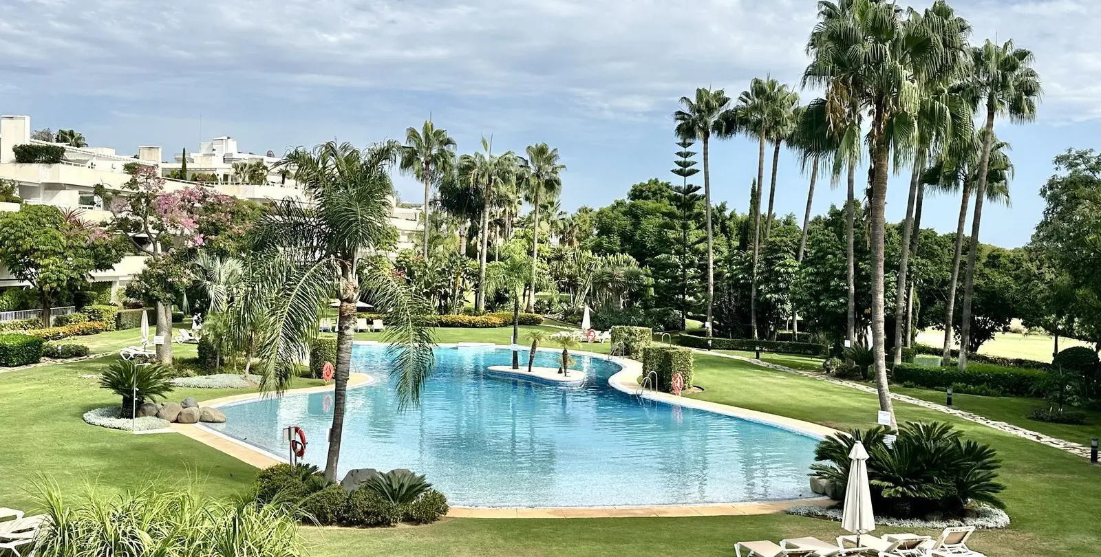 Sale of middle floor apartment in Marbella 1