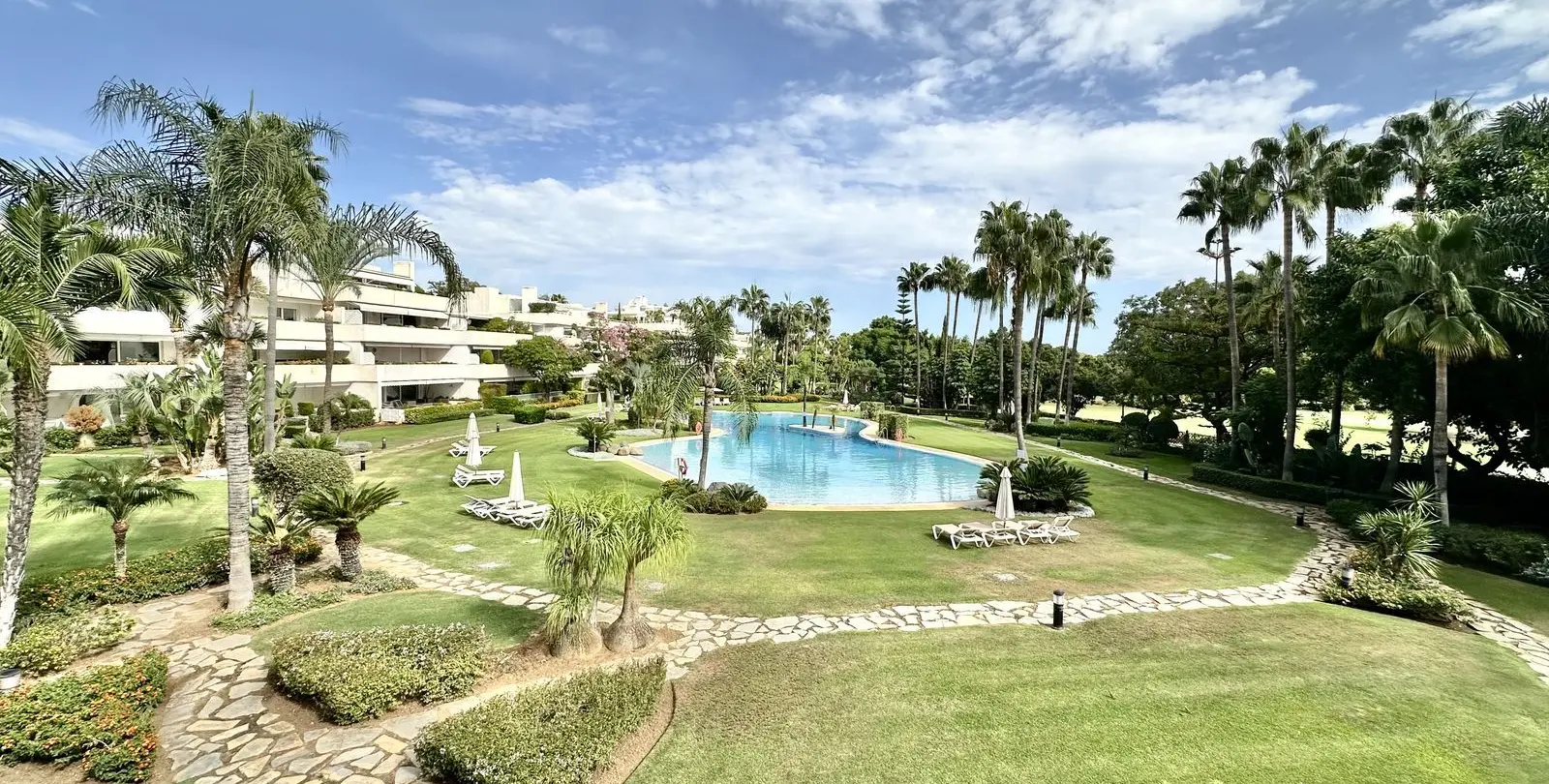 Sale of middle floor apartment in Marbella 39