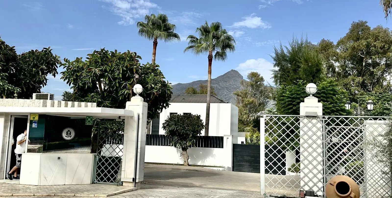 Sale of middle floor apartment in Marbella 61