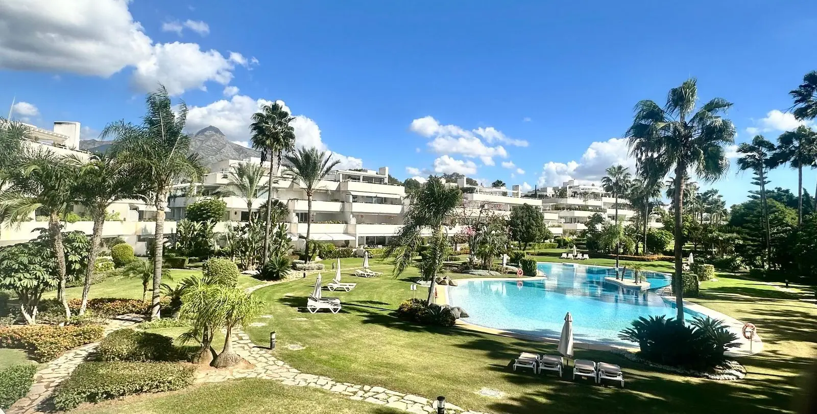 Sale of middle floor apartment in Marbella 63