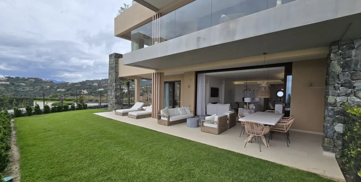 Sale of ground floor apartment in Benahavís 2