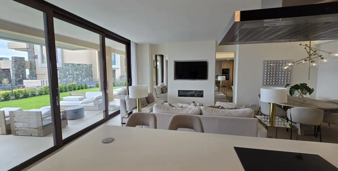 Sale of ground floor apartment in Benahavís 9