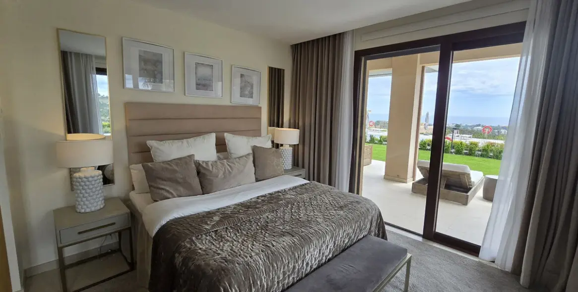 Sale of ground floor apartment in Benahavís 17