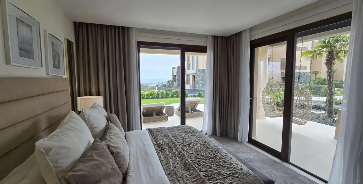 Sale of ground floor apartment in Benahavís 18