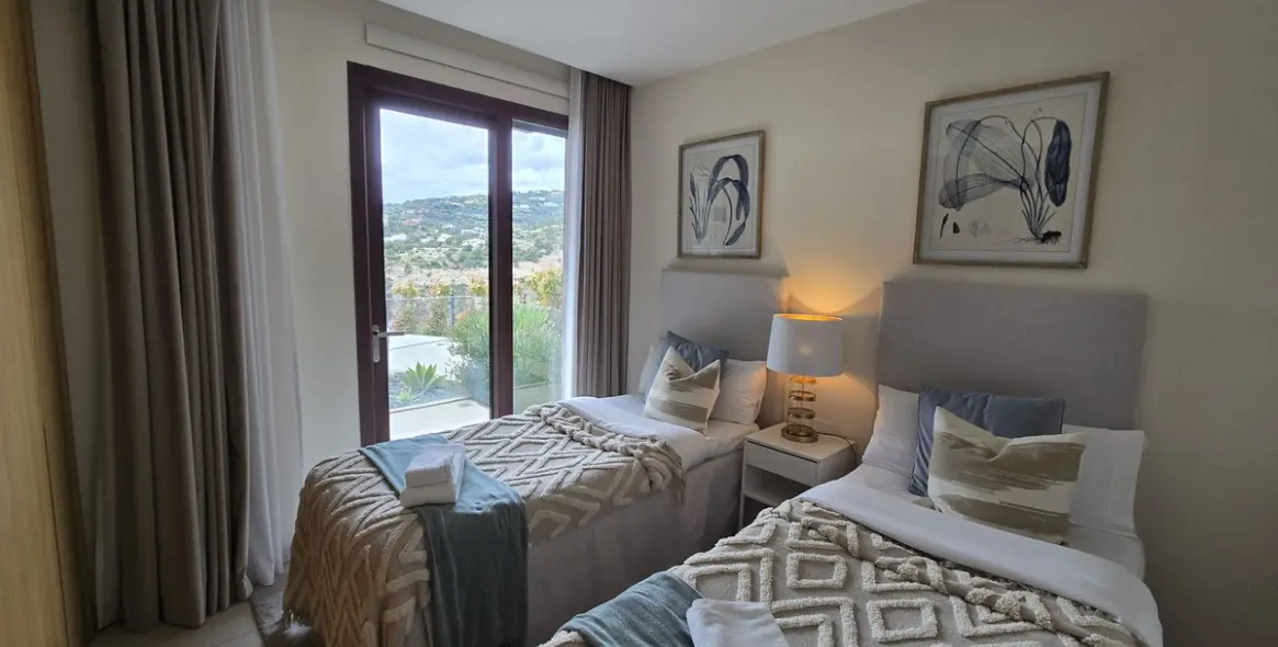 Sale of ground floor apartment in Benahavís 25