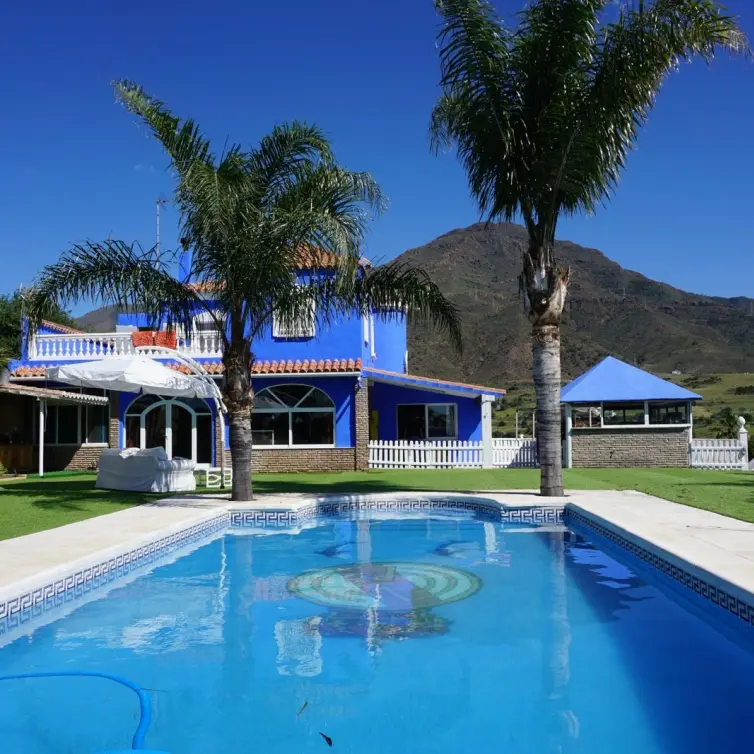 Sale of finca - cortijo in Estepona