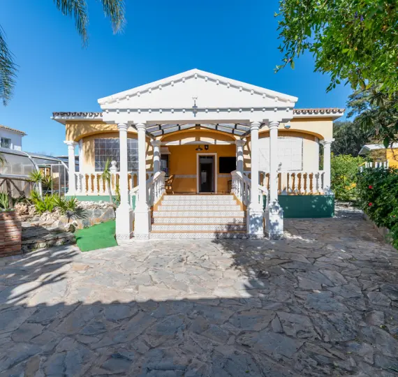 Продажа  отдельно стоящей виллы в Las Chapas