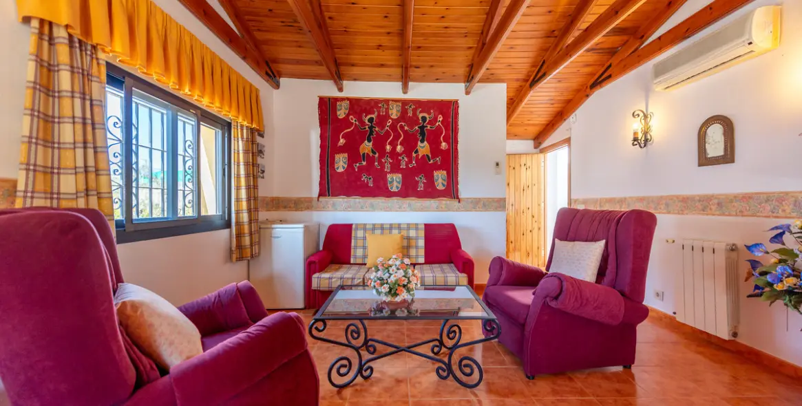 Продажа  отдельно стоящей виллы в Las Chapas 3