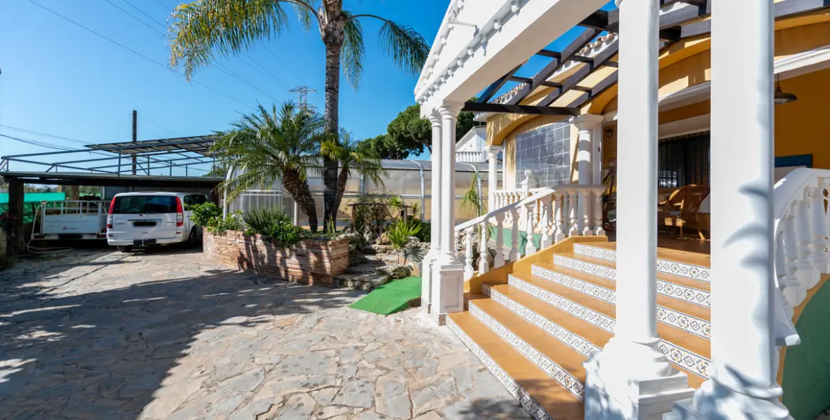 Продажа  отдельно стоящей виллы в Las Chapas 6