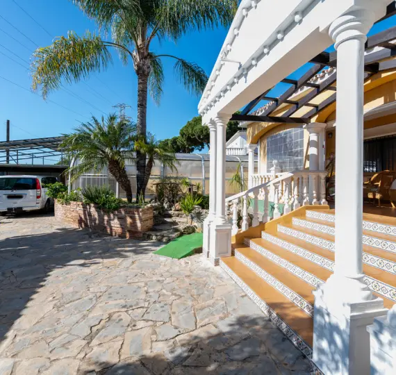 Продажа  отдельно стоящей виллы в Las Chapas