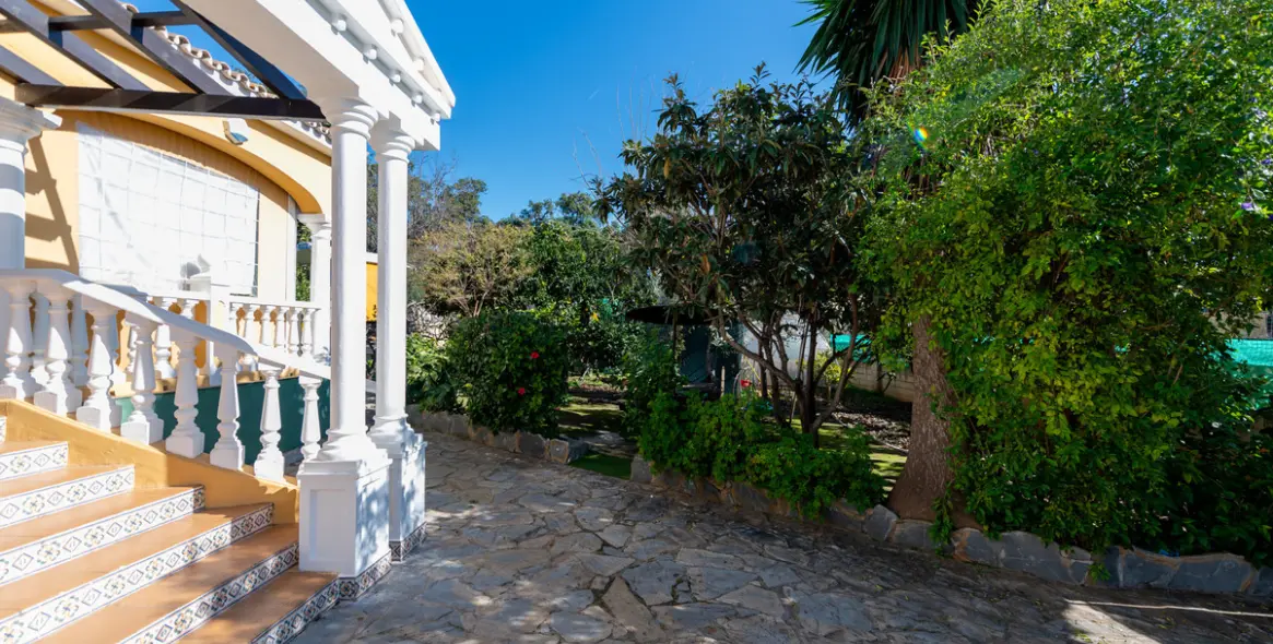 Продажа  отдельно стоящей виллы в Las Chapas 7